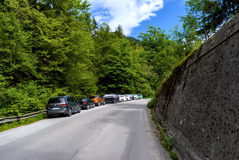 The full parking area at the start of the path.